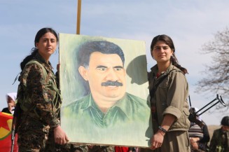 YPJ-Kämpferinnen mit Portrait von Abdullah Öcalan (PKK)